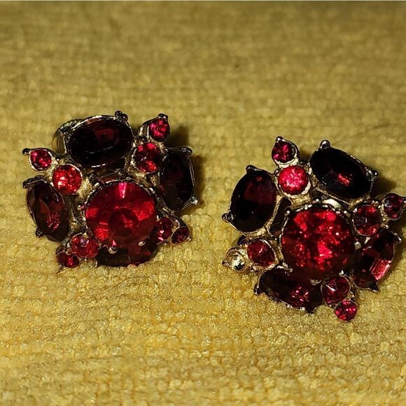 Coro Elegant Red Gemstone Earrings 1950s - Picture 5 of 6